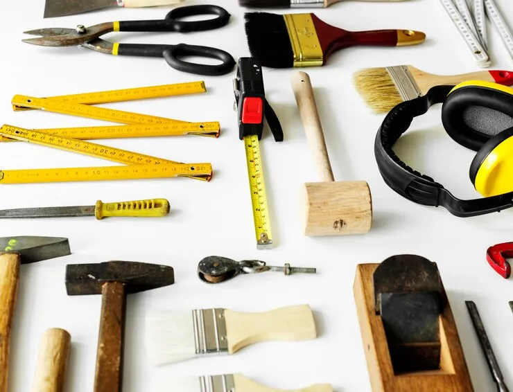 Set de herramientas imprescindibles para el hogar: flexómetros, martillo, destornilladores, entre otros