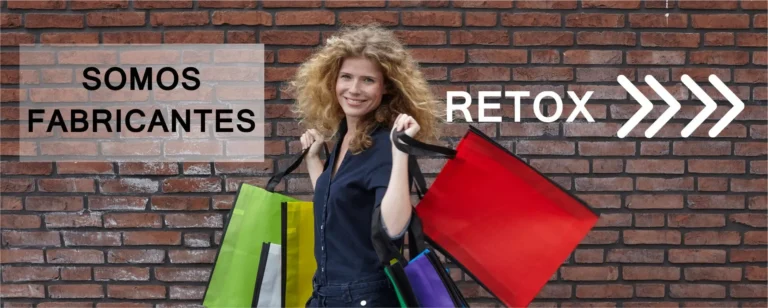 Mujer con bolsas de compra en artículo sobre cómo montar una tienda de ropa